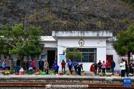 这趟山区慢火车载满喜庆祥和与人间烟火