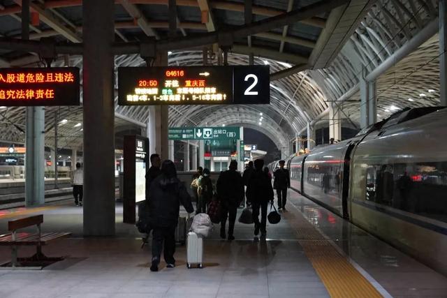 成都局集团公司开行多方向夜间动车，具体车次→