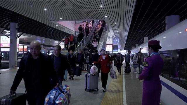 成都局集团公司开行多方向夜间动车，具体车次→