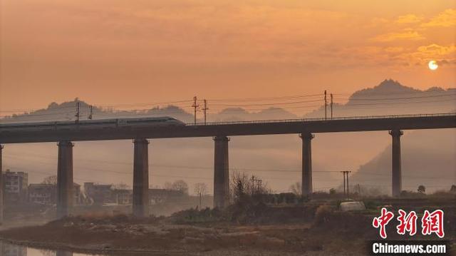 贵州玉屏：高铁飞驰美如画