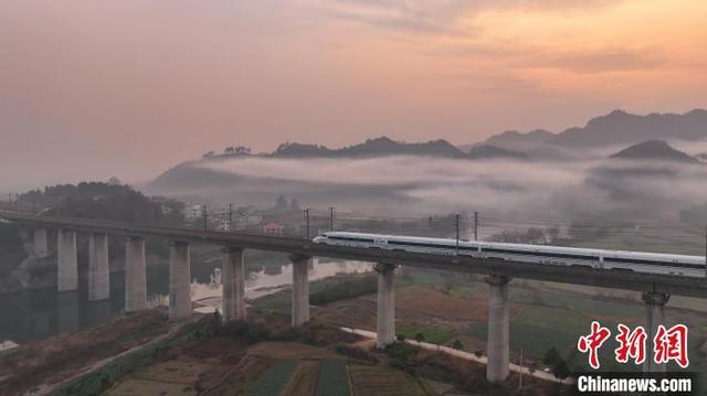 贵州玉屏：高铁飞驰美如画