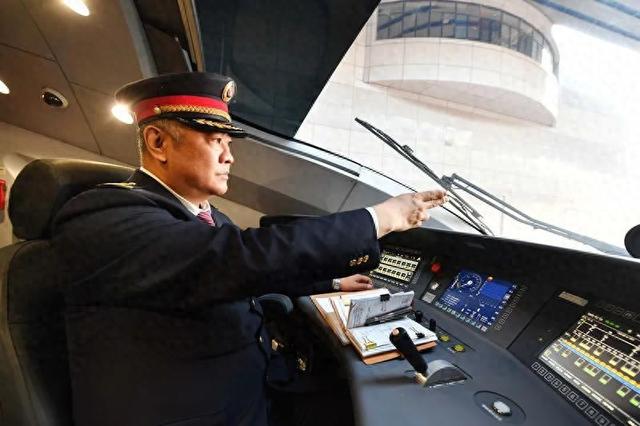 “从时速50公里的蒸汽机车，到时速350公里的复兴号，我全都开过！”