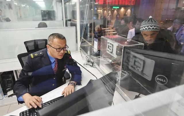 “从时速50公里的蒸汽机车，到时速350公里的复兴号，我全都开过！”