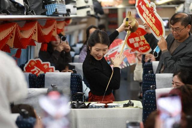 川青铁路迎小年：列车上挂灯笼、贴窗花、表演川剧