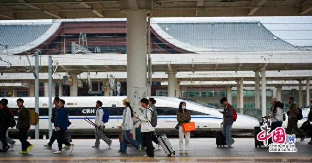 铁路时评：万里“流”光汇 归程“暖”意随