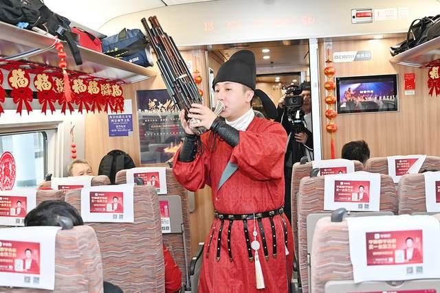 “致敬劳动者·温暖回家路” 西安市开行平安返乡爱心专列