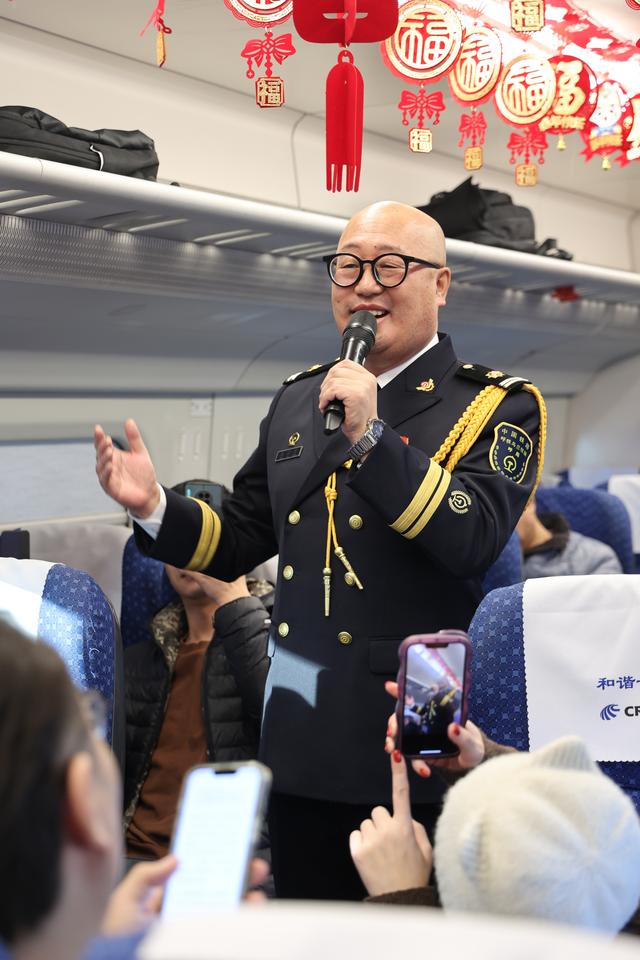 列车上的愉快小年