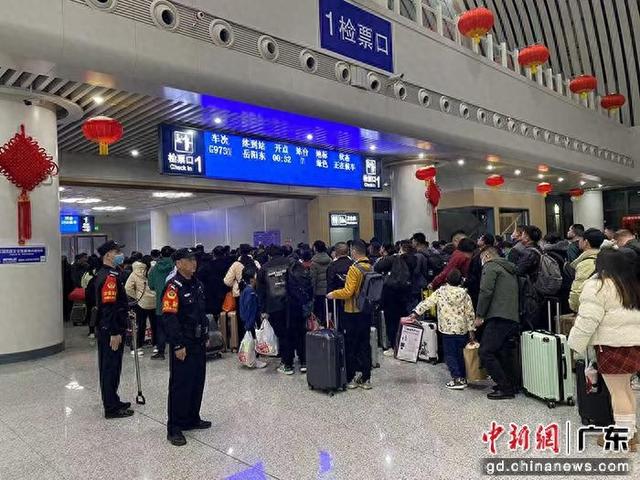 铁警全力护航广州新塘站春运临时旅客列车