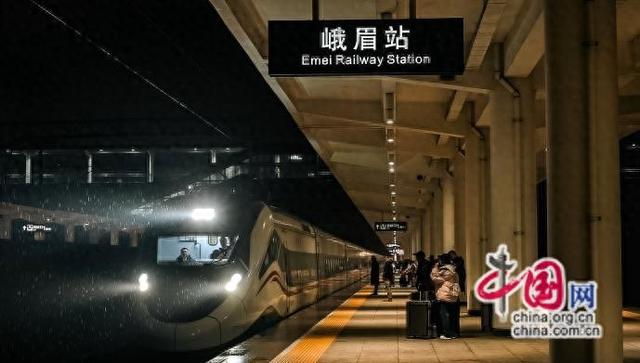 时评：从春运列车看中国铁路的温情与担当