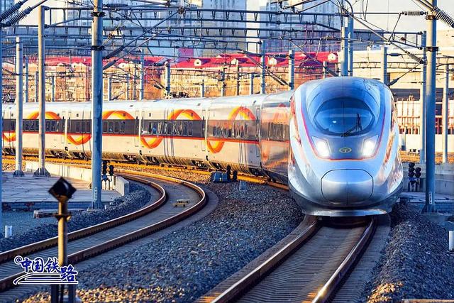 最长复兴号迎战春运！网友惊叹：灵蛇出动