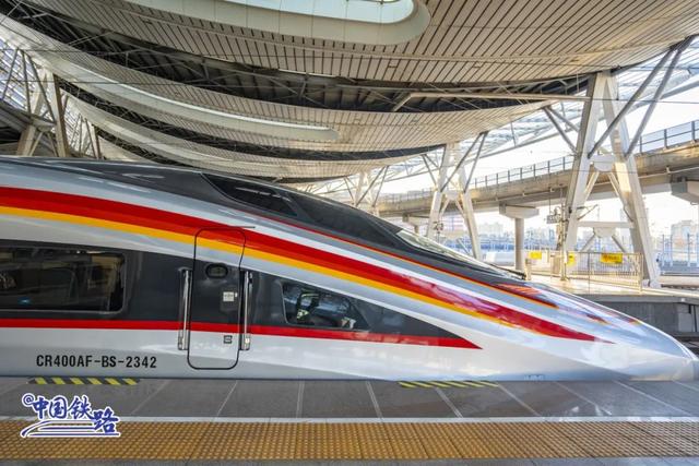 最长复兴号迎战春运！网友惊叹：灵蛇出动