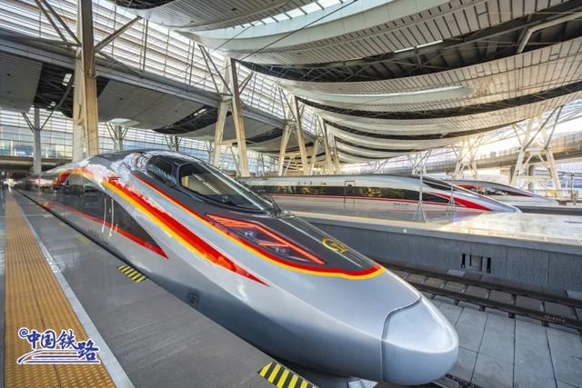 最长复兴号迎战春运！网友惊叹：灵蛇出动