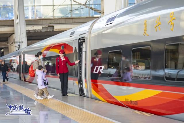 最长复兴号迎战春运！网友惊叹：灵蛇出动