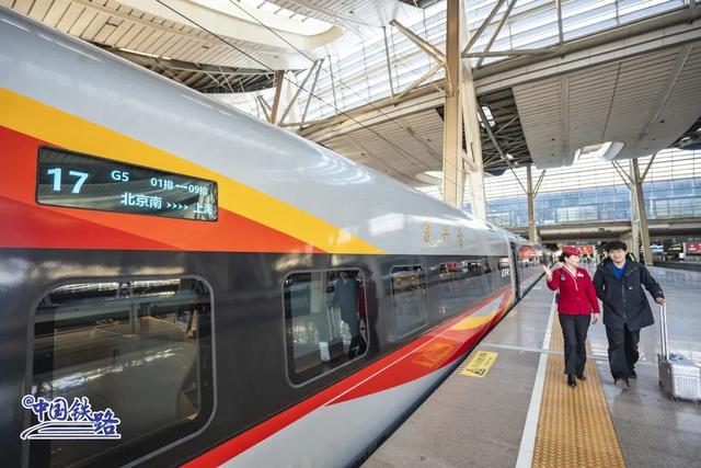 最长复兴号迎战春运！网友惊叹：灵蛇出动