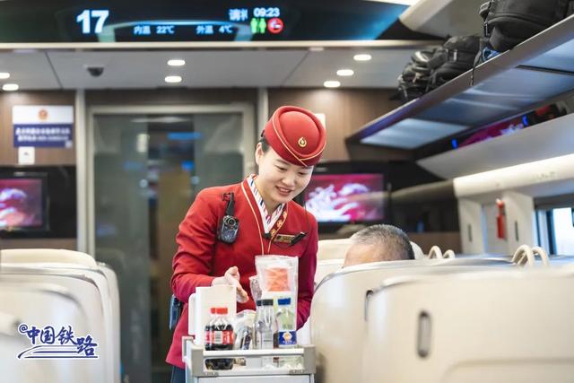 最长复兴号迎战春运！网友惊叹：灵蛇出动