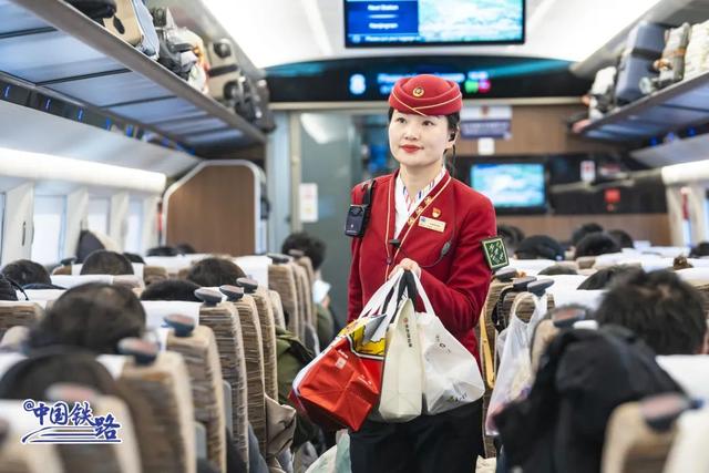 最长复兴号迎战春运！网友惊叹：灵蛇出动