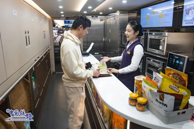 最长复兴号迎战春运！网友惊叹：灵蛇出动