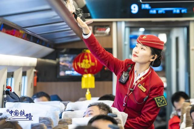 最长复兴号迎战春运！网友惊叹：灵蛇出动