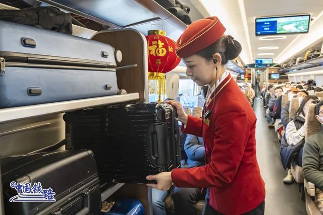 最长复兴号迎战春运！网友惊叹：灵蛇出动