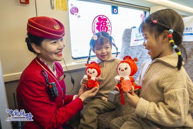 最长复兴号迎战春运！网友惊叹：灵蛇出动