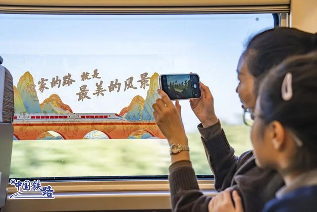 最长复兴号迎战春运！网友惊叹：灵蛇出动