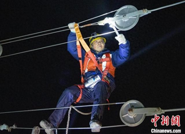 （新春走基层）铁路接触网工凌空“飞舞”：以“毫厘”守护“千里”