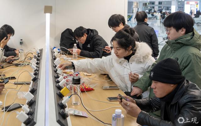 高铁动车罕见值夜班，春运回家的路24小时不间断