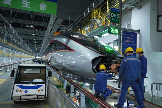 高铁动车罕见值夜班，春运回家的路24小时不间断