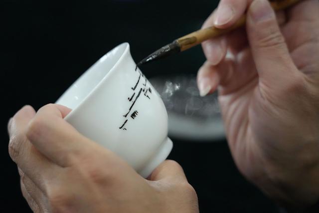 火车里的非遗中国年｜景德镇陶瓷：匠心独运，“景”彩纷呈