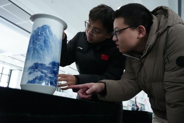 火车里的非遗中国年｜景德镇陶瓷：匠心独运，“景”彩纷呈