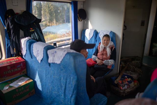 新春走基层｜慢车穿岭 扁担出山：“慢火车”载起山乡希望