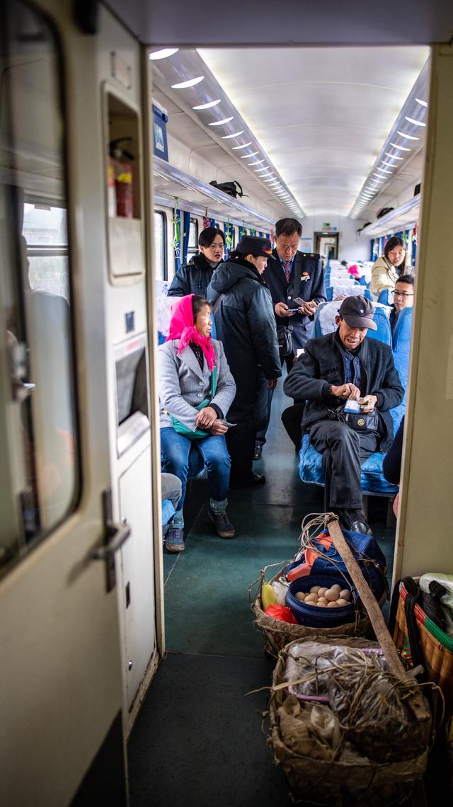 新春走基层｜慢车穿岭 扁担出山：“慢火车”载起山乡希望
