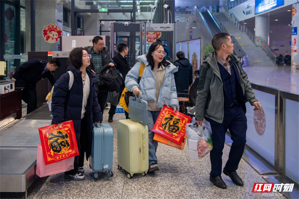 7元的慢火车，满载着湘西新年的幸福和团圆