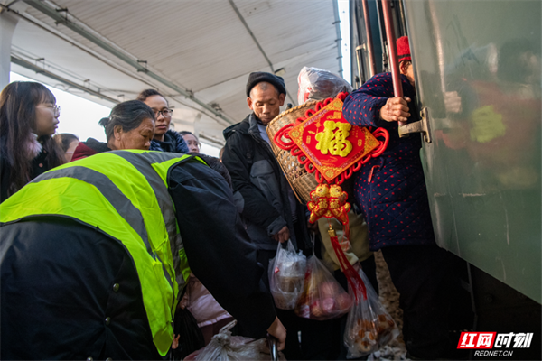 7元的慢火车，满载着湘西新年的幸福和团圆