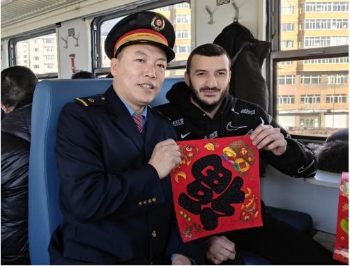 国际列车上溢满“文化年味儿”