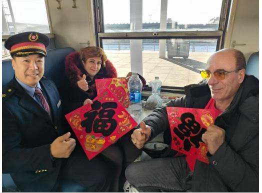 国际列车上溢满“文化年味儿”