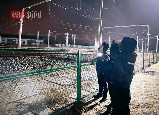1℃的雨夜，地铁接触网检修工彻夜不眠
