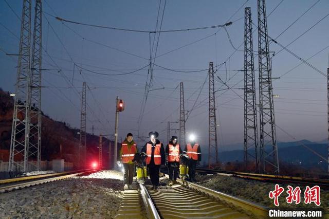 （新春走基层）黄河铁路大桥的守桥人 身怀绝技确保列车安全畅通