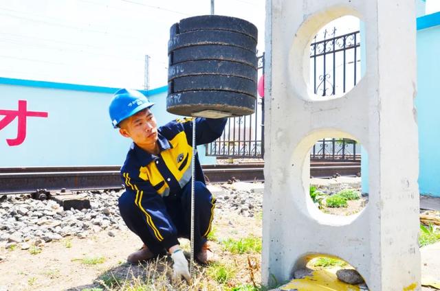 重载铁路接触网的守护者