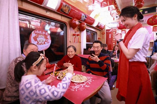 列车“春晚”温暖旅客回家路