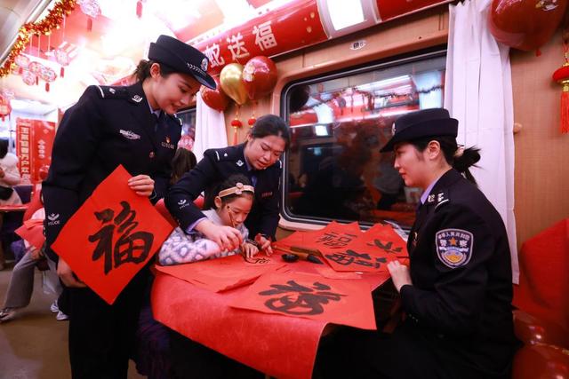 列车“春晚”温暖旅客回家路