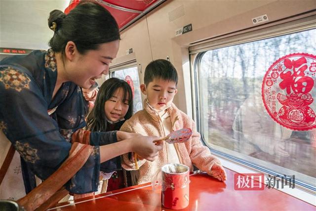 非遗漆扇、剪纸……高铁列车上年味十足