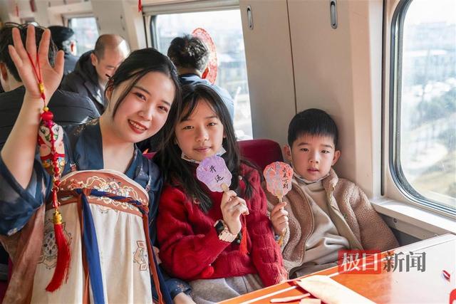 非遗漆扇、剪纸……高铁列车上年味十足