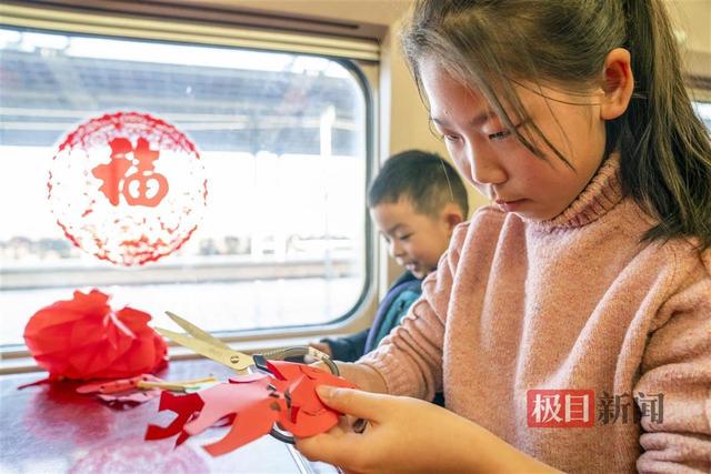 非遗漆扇、剪纸……高铁列车上年味十足