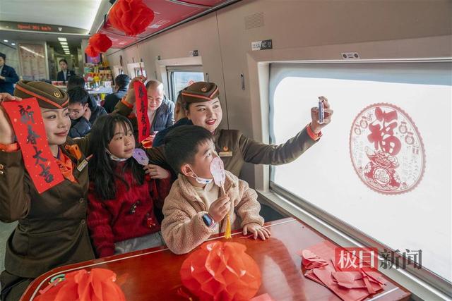 非遗漆扇、剪纸……高铁列车上年味十足