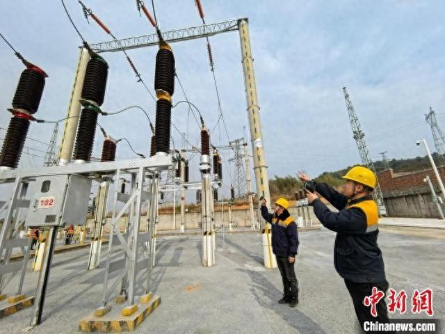 （新春走基层）衡柳线上的“变电卫士”：日夜兼程守护铁路供电“心脏”