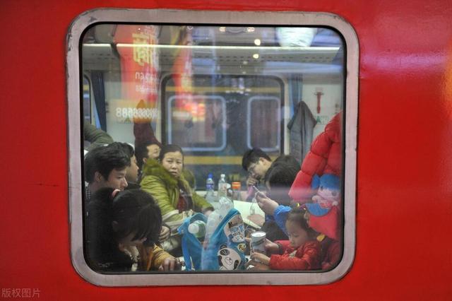 火车高铁上的新年百态，你经历过哪一种？