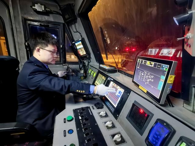 一趟列车，承载多少团圆梦？90后司机揭秘