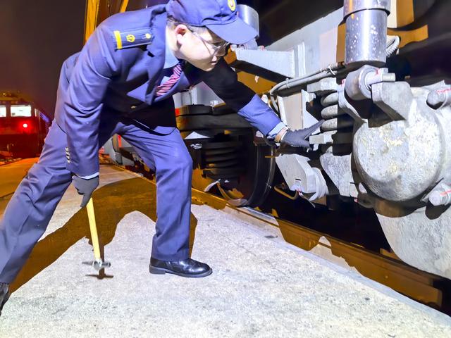 一趟列车，承载多少团圆梦？90后司机揭秘