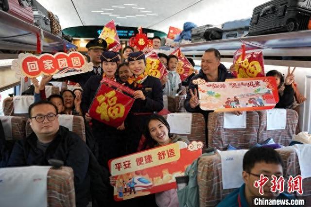 （新春走基层）列车上的新春联欢会
